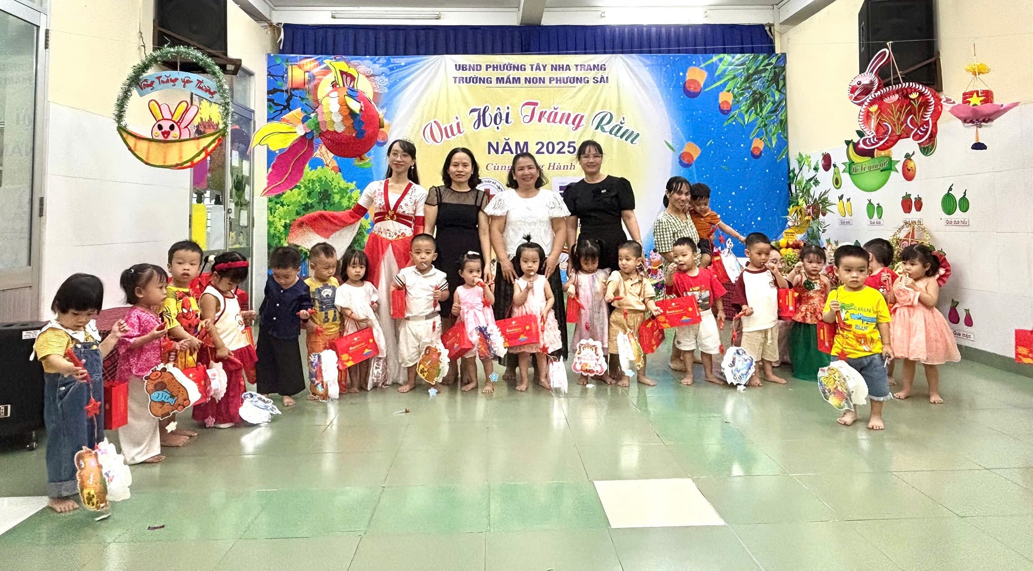 Trao tặng quà trung thu tại Trường MN Phương Sài