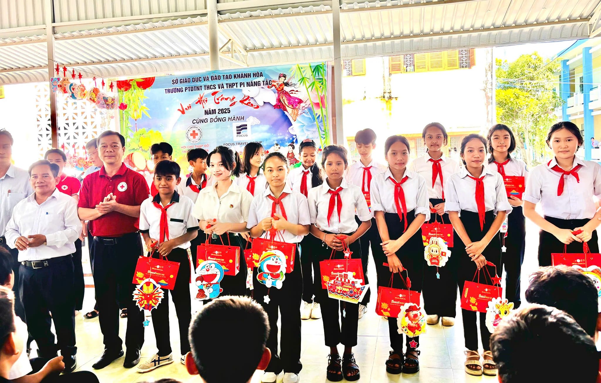 Đại diện lãnh đạo Hội Chữ thập đỏ tỉnh Khánh Hoà trao quà trung thu tại trường PTDTNT THCS&THPT Pi Năng Tắc
