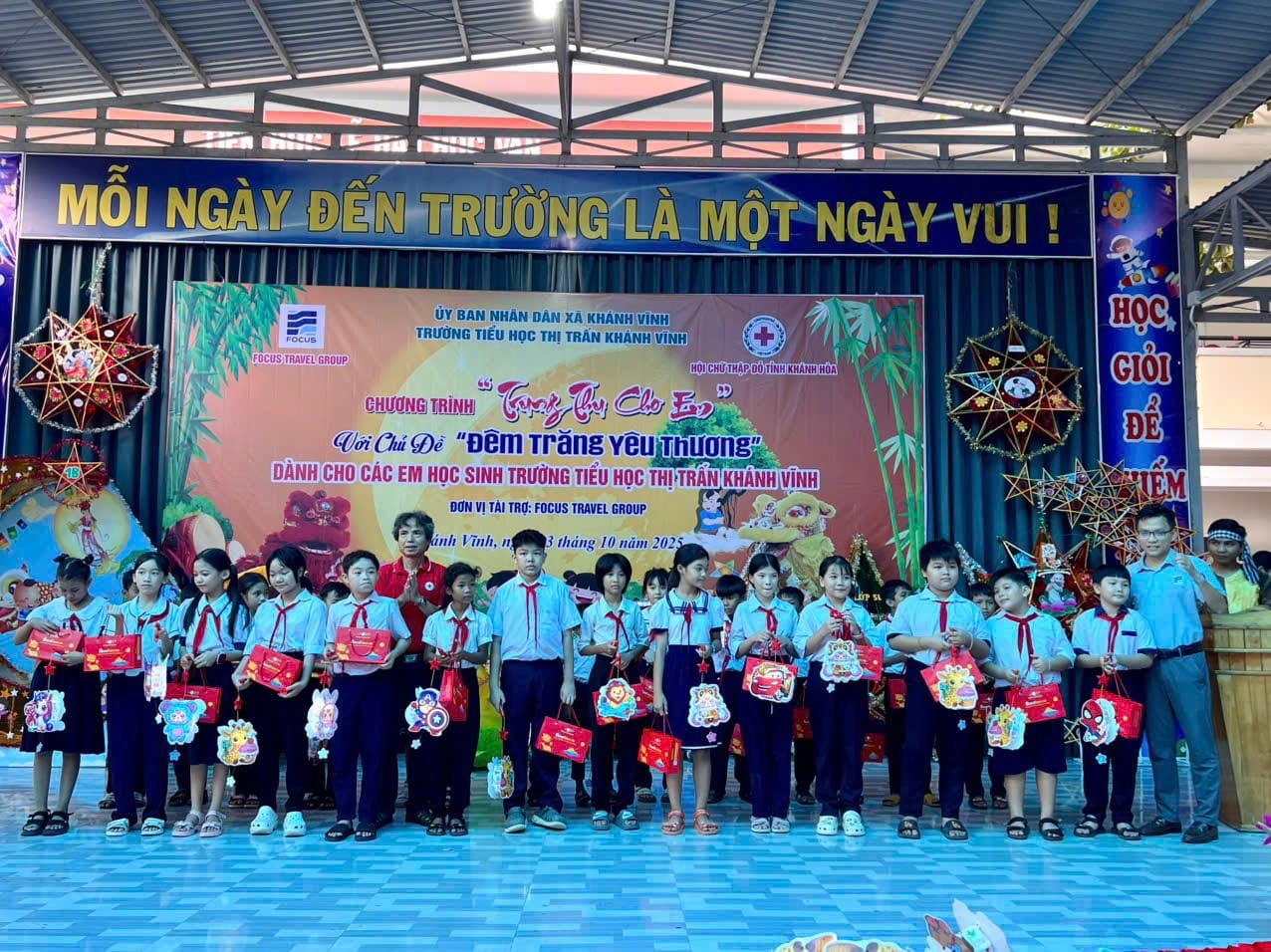 Đại diện lãnh đạo Hội Chữ thập đỏ tỉnh Khánh Hoà và Focus Travel Group trao quà trung thu tại trường TH thị trấn Khánh Vĩnh