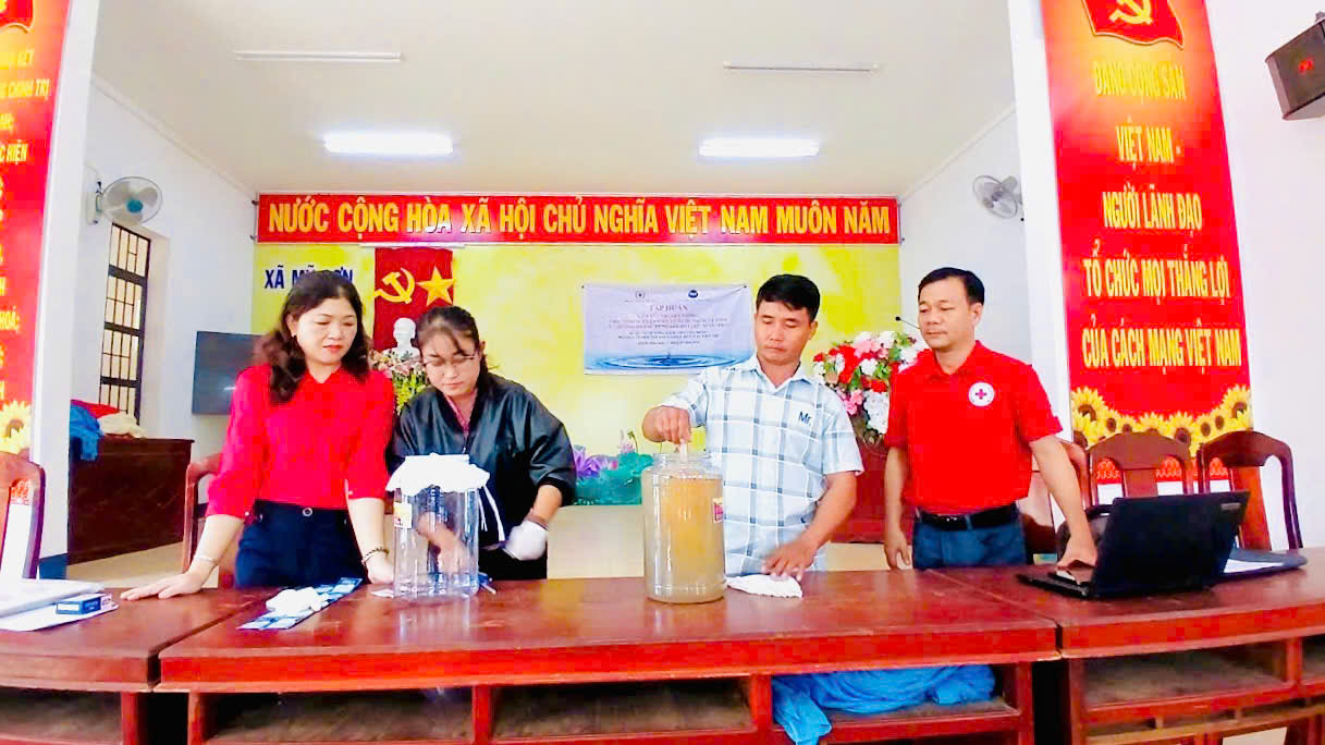 Hướng dẫn viên hướng dẫn truyền thông tại cộng đồng.