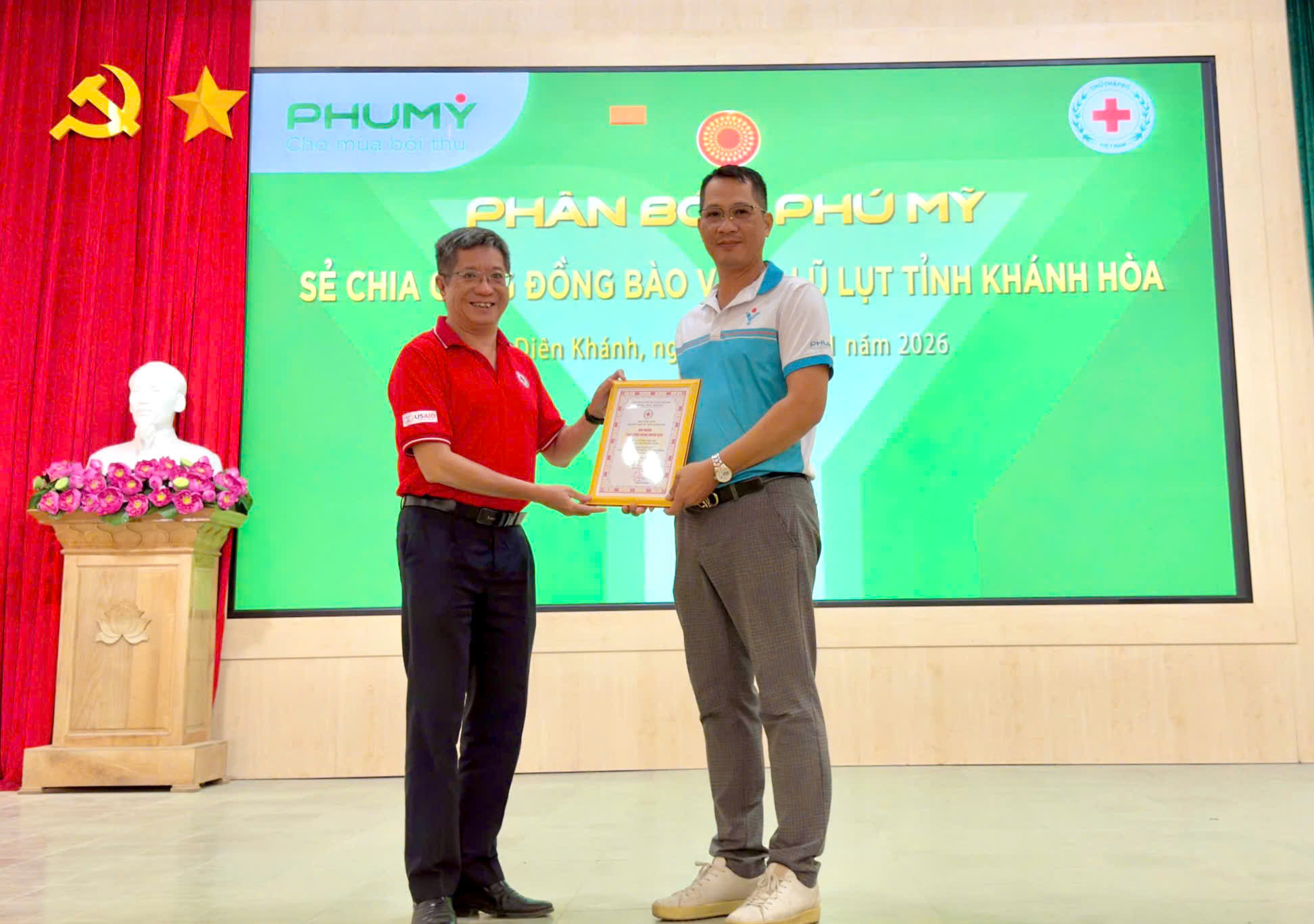 Ông Dương Nam Khánh, Chủ tịch Hội Chữ thập đỏ tỉnh Khánh Hòa trao Ghi nhận Tấm lòng vàng cho đơn vị tài trợ