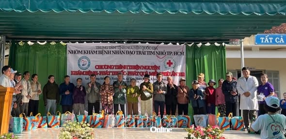 Chương trình tặng quà cho các hộ gia đình xã Vạn Hưng.