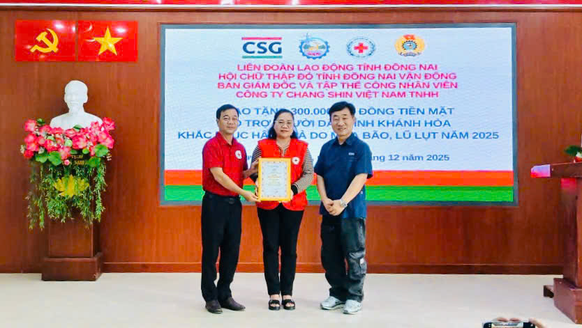 Ông Trịnh Vinh Sang trao Ghi nhận Tấm lòng vàng nhân đạo cho đại diện lãnh đạo Hội Chữ thập đỏ tỉnh Đồng Nai