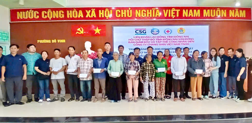 Các đại biểu trao tặng quà cho người dân