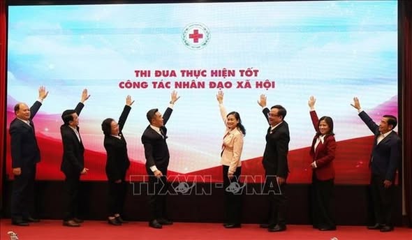 Các đại biểu ấn nút phát động phong trào thi đua năm 2026 của Hội Chữ thập đỏ Việt Nam.