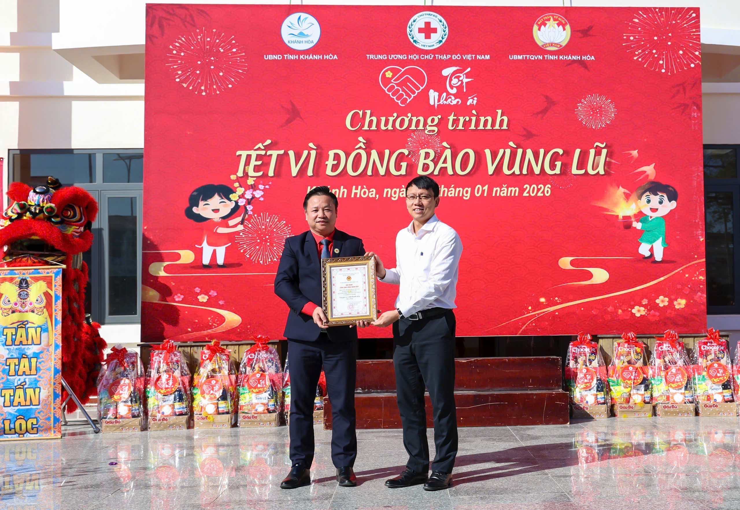 Đồng chí Nguyễn Thanh Hà – Tỉnh ủy viên, Phó Chủ tịch UBND tỉnh Khánh Hòa trao Ghi nhận “Tấm lòng vàng nhân đạo”.