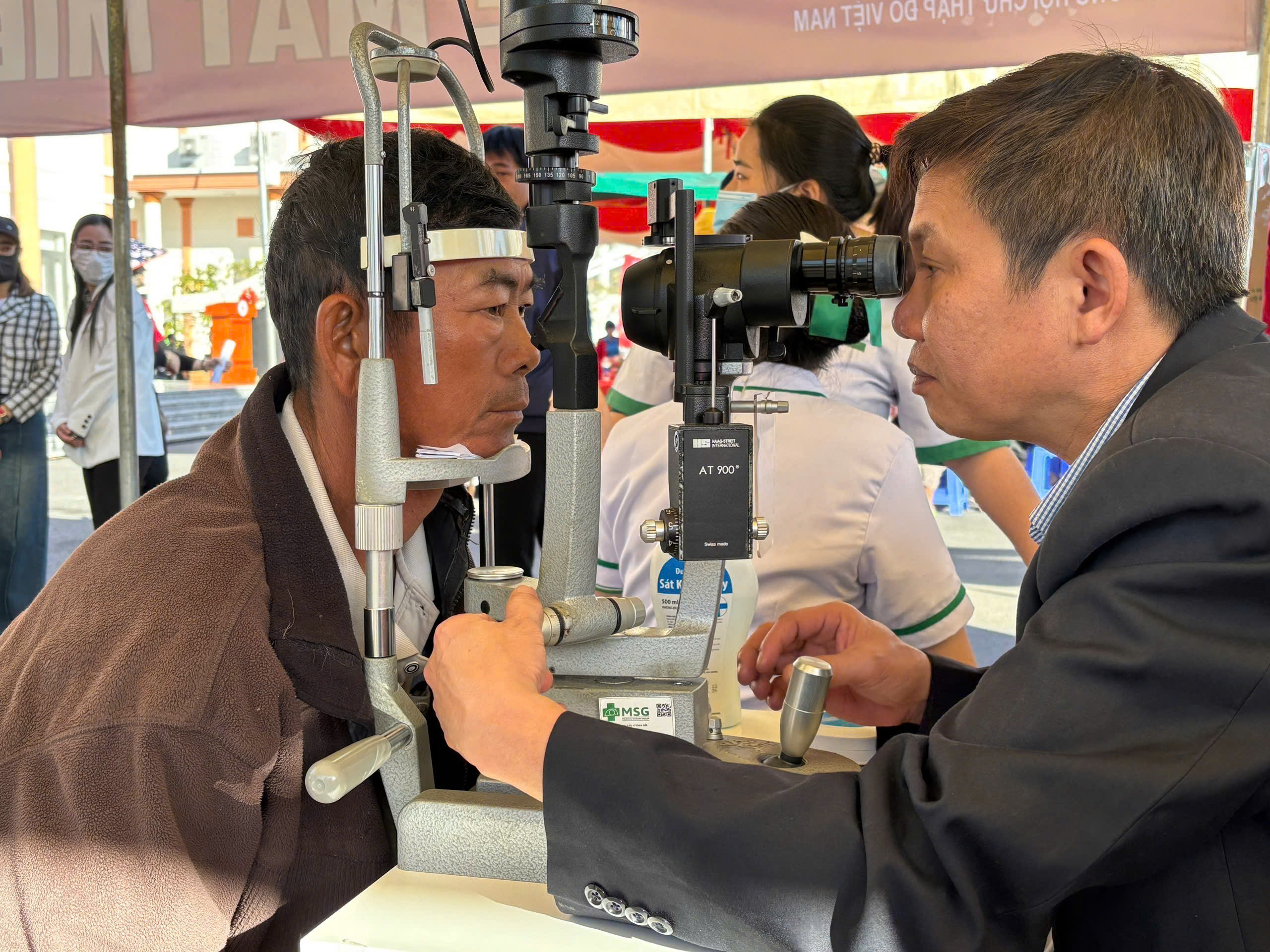 Khám và tư vấn các bệnh về mắt miễn phí cho người dân.