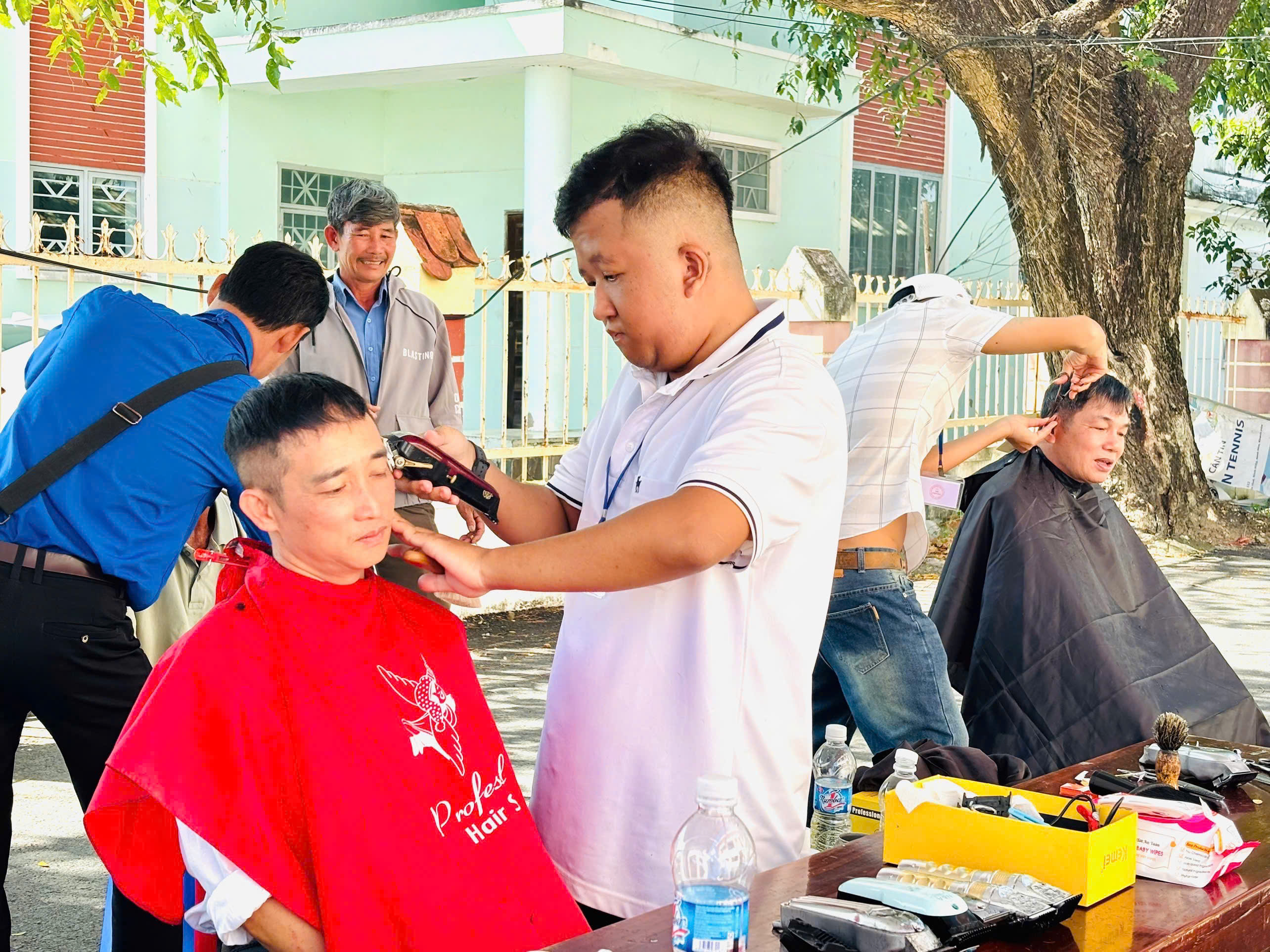 Hoạt động cắt tóc miễn phí cho người dân.