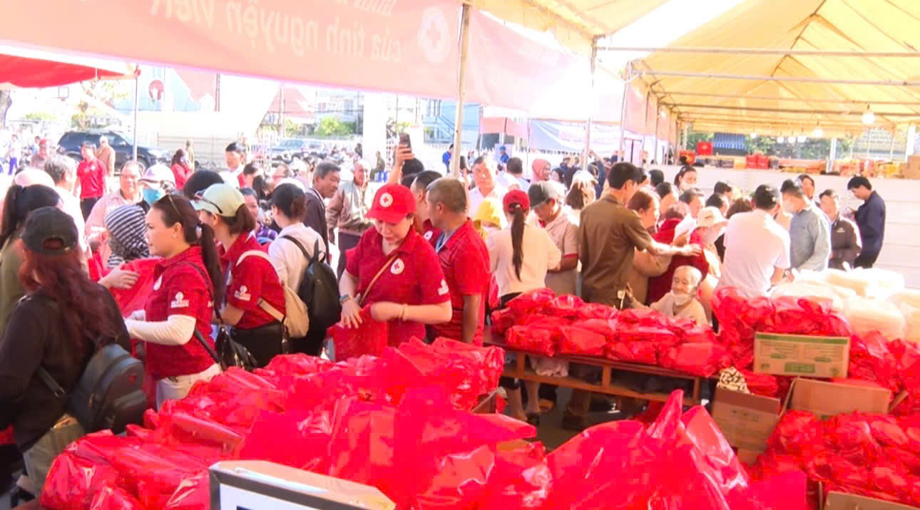 Gian hàng miễn phí của Đội tình nguyện viên Hội Chữ thập đỏ tỉnh Khánh Hòa.