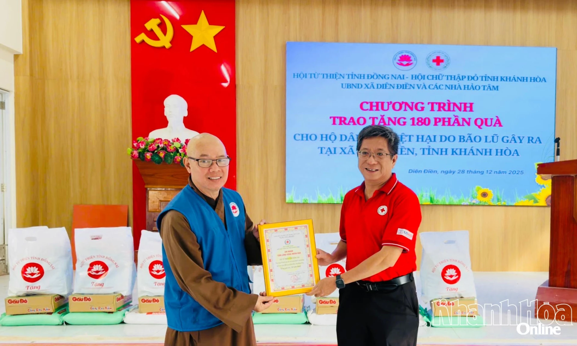 Lãnh đạo Hội Chữ thập đỏ tỉnh Khánh Hòa trao thư cảm ơn đến Hội từ thiện tỉnh Đồng Nai.