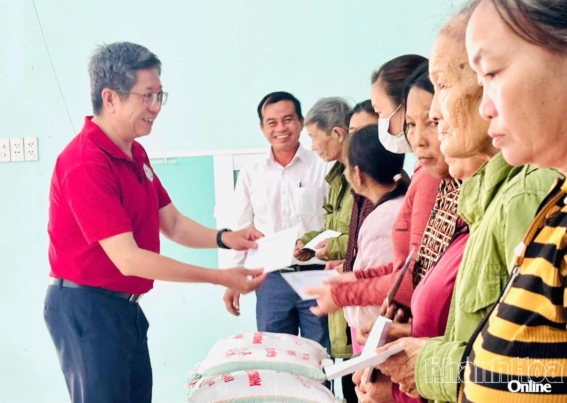 Lãnh đạo Hội Chữ thập đỏ tỉnh tặng quà cho người dân xã Diên Lạc.